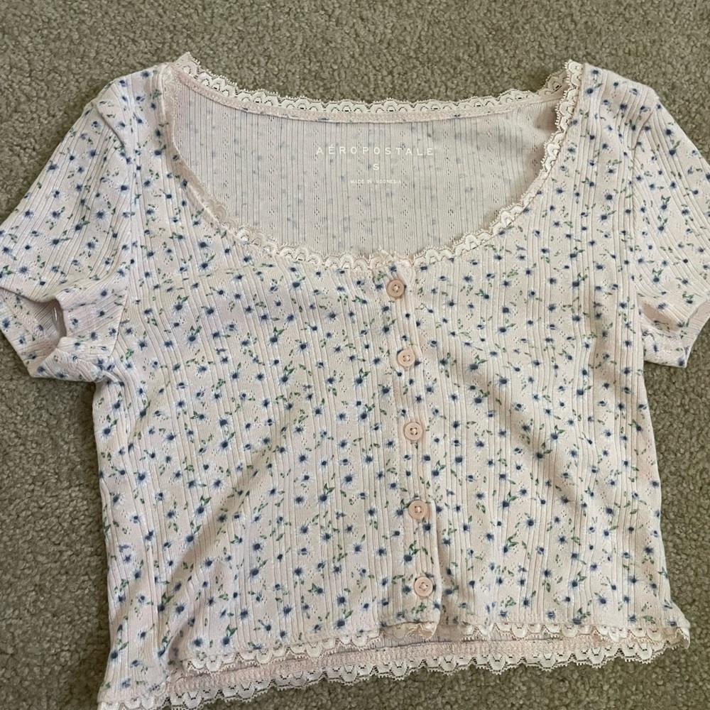 Cute pink button up flower crop top from American Eagle. Size S